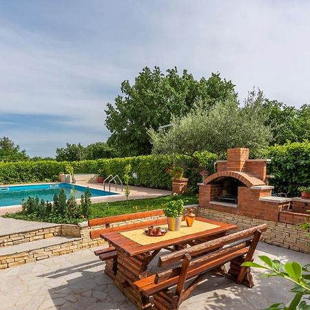 Apartment Complex Villa Visnjan With Pool Bagian luar foto
